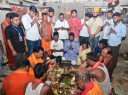 विधायक ने सपरिवार हरिण मुक्तेश्वरधाम में की पूजा-अर्चना, श्रद्धालुओं के बीच बांटा चना-गुड़ व शरबत