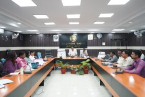 विकास योजनाओं की समीक्षा बैठक में उपायुक्त के निर्देश, मत्स्य पालन, दुग्ध उत्पादन और किसानों पर विशेष फोकस