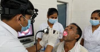 गले में फंसी पूरी मछली, डॉक्टरों की तत्परता से बची मरीज की जान