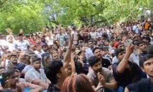 दिल्ली में ‘कॉकरोच जनता पार्टी’ का प्रदर्शन, शिक्षा मंत्री के इस्तीफे की मांग
