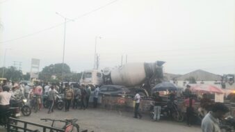 कंक्रीट मिक्सिंग ट्रक और कार में हुई जोरदार टक्कर, एक घंटे रहा सड़क जाम