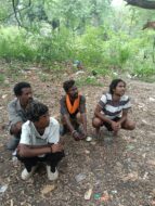 जयप्रकाश उद्यान में लोहे का पोल काटकर चोरी करते पकड़े गए चोर, पार्षद नीतू शर्मा ने पुलिस के हवाले किया