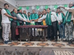राजद कार्यकर्ताओं ने गम्हरिया में केक काटकर मनाया लालू यादव का 79वाँ जन्मदिवस