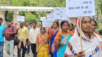 कांकु गांव में प्रस्तावित पत्थर खदान का ग्रामीणों ने किया विरोध, उपायुक्त को सौंपा ज्ञापन