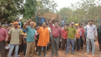 बोलानी ठीका मजदूर संघ ने सेल प्रशासन को माँग पत्र सुपुर्द कर ठेकाकंपनी के दादागिरी पर रोक लगानै की माँग की