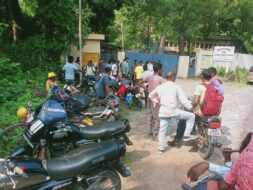 पानी को दूषित किए जाने से और पेड़ काटे जाने से ग्रामीणों में नाराजगी