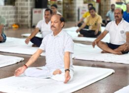 अंतरराष्ट्रीय योग दिवस पर रघुवर दास ने किया योगाभ्यास, नियमित योग अपनाने का किया आह्वान