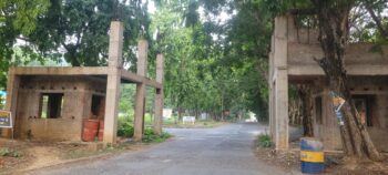 यूसिल में 35 लाख की लागत से बनी गेट अधूरा घायल हो रहे हे लोग