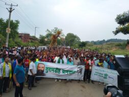 यूसिल तुरामडीह में रोजगार को लेकर बढ़ा विवाद, दलाली के विरोध में हजारों ग्रामीणों का प्रदर्शन, अर्जुन मुंडा का फूंका पुतला