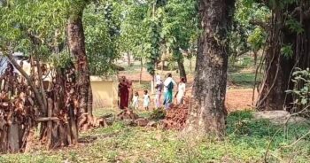 खेत की मिट्टी से निकला संदिग्ध विस्फोटक, ट्रैक्टर चालक की सतर्कता से टला बड़ा हादसा