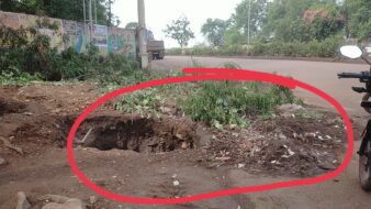 बड़बिल मुख्य मार्ग पर यात्री शेड के लिए खुदे गड्ढे दुघर्टना को कर रहा आमंत्रित