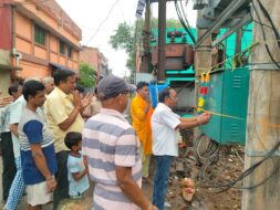 पार्षद धनंजय गुप्ता ने बागानपाड़ा में किया ट्रांसफार्मर उद्घाटन