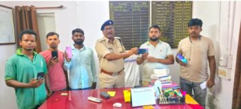 कांड्रा पुलिस ने पांच खोया मोबाईल बरामद कर धारक को सौंपा