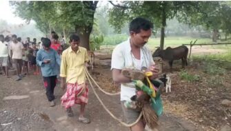 से दुष्कर्म के प्रयास के आरोपी को ग्रामीणों ने जूते-चप्पल की माला पहनाकर गांव में घुमाया