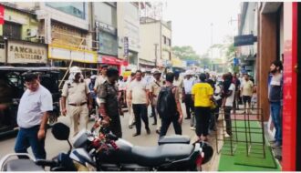 साकची बाजार में ट्रैफिक पुलिस का अभियान, नो पार्किंग में खड़े वाहनों पर कसा शिकंजा
