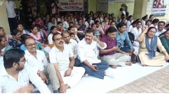 5 महीने से वेतन नहीं मिलने पर एनएचएम कर्मचारियों का सदर अस्पताल में धरना