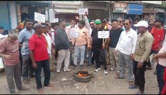 बाड़ीगोड़ा रेल फाटक पर फूटा ग्रामीणों का गुस्सा, अंडरब्रिज निर्माण की मांग को लेकर सड़क पर उतरे लोग