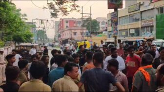 मानगो में पुलिस चेकिंग पर टेंपो चालक की पिटाई का आरोप, चालकों ने किया सड़क जाम
