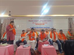 भाजपा के बीएलए-2 बैठक आयोजन पर उठे सवाल, कार्यप्रणाली को लेकर जताई गई नाराजगी राष्ट्र संवाद संवाददाता जमशेदपुर। भारतीय जनता पार्टी के कदमा मंडल में आयोजित बीएलए-2 (बूथ लेवल एजेंट) बैठक को लेकर पार्टी कार्यकर्ताओं के एक वर्ग ने सवाल खड़े किए हैं। उनका आरोप है कि कदमा मंडल की बैठक अधिकांश बीएलए-2 कार्यकर्ताओं की अनुपस्थिति में आयोजित की जा रही है, जबकि प्रदेश संगठन के निर्देशानुसार यह बैठक मंडल स्तर पर अलग-अलग होनी चाहिए थी। जानकारी के अनुसार, जमशेदपुर पश्चिम विधानसभा के कदमा, सोनारी, बिष्टुपुर और साकची पश्चिम मंडलों की संयुक्त बैठक सोनारी स्थित चित्रगुप्त भवन में आयोजित की गई। आलोचकों का कहना है कि इन चारों मंडलों में कुल 180 बूथ हैं, जबकि बैठक स्थल की क्षमता लगभग 80 से 100 लोगों की ही है। ऐसे में सभी बीएलए-2 कार्यकर्ताओं की भागीदारी संभव नहीं है। विरोध जताने वाले कार्यकर्ताओं ने दावा किया कि कदमा मंडल के लगभग 40 बीएलए-2 पहले ही सामूहिक इस्तीफा दे चुके हैं और उन्होंने नव नियुक्त मंडल अध्यक्ष के साथ काम करने में असमर्थता जताते हुए अपना इस्तीफा जिला अध्यक्ष समेत संबंधित पदाधिकारियों को सौंप दिया है। उन्होंने आरोप लगाया कि अन्य विधानसभा क्षेत्रों में बीएलए-2 की बैठकें मंडल स्तर पर आयोजित की गईं, जबकि पश्चिम विधानसभा में कई मंडलों को मिलाकर संयुक्त बैठक की जा रही है। इससे यह धारणा बन रही है कि संगठनात्मक कोरम पूरा करने के उद्देश्य से बैठक आयोजित की गई है। कार्यकर्ताओं ने कहा कि इस पूरे घटनाक्रम से जिला अध्यक्ष की कार्यप्रणाली पर प्रश्नचिह्न खड़े हो रहे हैं। उनका मानना है कि बड़ी संख्या में बीएलए-2 के इस्तीफे के बाद इस तरह बैठक आयोजित किया जाना संगठनात्मक प्रबंधन की कमजोरी को दर्शाता है। हालांकि, इस संबंध में जिला भाजपा नेतृत्व की ओर से कोई आधिकारिक प्रतिक्रिया प्राप्त नहीं हो सकी है। यदि पार्टी पदाधिकारियों का पक्ष सामने आता है, तो उसे भी प्रमुखता से प्रकाशित किया जाएगा।