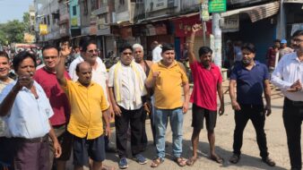 गिरिडीह मकतपुर में बिजली संकट पर फूटा लोगों का गुस्सा, सड़क जाम कर किया प्रदर्शन