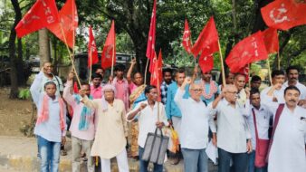 मुआवजे की मांग को लेकर भारतीय कम्युनिस्ट पार्टी का उपायुक्त कार्यालय पर प्रदर्शन