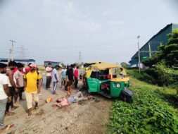 सरायकेला- खरसावां जिले के चांडिल थाना क्षेत्र अंतर्गत राष्ट्रीय राजमार्ग-33 पर रविवार सुबह एक दर्दनाक सड़क हादसा हो गया