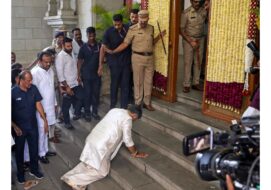 विधानसौध की सीढ़ियों पर श्रद्धापूर्वक नतमस्तक