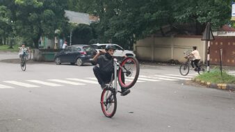 साइकिल पर खतरनाक स्टंट कर रहे बच्चों का वीडियो चर्चा में, रोजाना ग्रुप बनाकर करते हैं करतब
