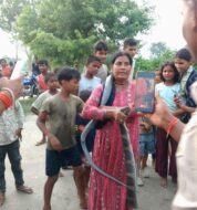 बगहा में 10 फीट का जहरीला कोबरा घर में घुसा, महिला सर्प मित्र ने साहस दिखाकर किया रेस्क्यू