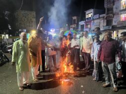 राहुल गांधी की गिरफ्तारी के विरोध में कांग्रेस ने फूंका प्रधानमंत्री का पुतला
