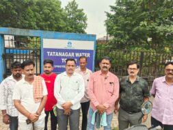 जमशेदपुर: गंदे और बदबूदार पानी से परेशान बस्तीवासियों ने टाटा वाटर प्लांट का किया घेराव, एक सप्ताह में समाधान का मिला आश्वासन