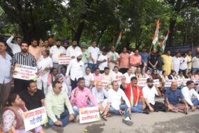 छात्रों के मुद्दों पर कांग्रेस का उपायुक्त कार्यालय पर प्रदर्शन, राष्ट्रपति के नाम सौंपा ज्ञापन