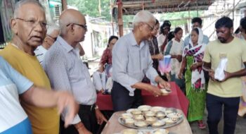 जायंट्स ग्रुप ऑफ जमशेदपुर की अनोखी पहल, 200 जरूरतमंदों के बीच कराया नाश्ते का वितरण