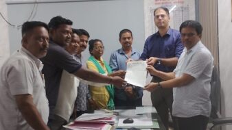 झारखंड मुक्ति मोर्चा ने करनडीह में टूटी सड़क और जलजमाव की समस्या पर प्रशासन से की तत्काल कार्रवाई की मांग
