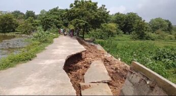 पहली ही बारिश में ढहा विधायक निधि से बन रहा गार्डवाल, ग्रामीणों ने घटिया निर्माण का लगाया आरोप