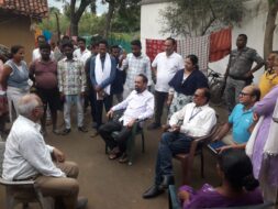 सांसद विद्युत वरण महतो ने मलेरिया पीड़ित गांव का दौरा किया, मृतक के परिजनों से भेंट किया