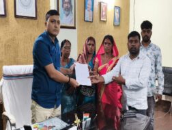 70 वर्षों से उत्तमडीह गांव में सड़क नहीं, ग्रामीणों ने सीओ को ज्ञापन सौंप की समाधान की मांग