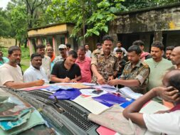 बोकारो में NH-32 पर बीती देर रात भीषण सड़क हादसा। शादी से लौट रहे 3 युवकों की अज्ञात वाहन की चपेट में आने से मौत*, अज्ञात वाहन ने मारी टक्कर, परिजनों में कोहराम। बोकारो के पिंडरा जोड़ा थाना क्षेत्र की है घटना।