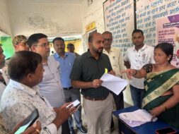 SIR-2026 में धीमी प्रगति पर उपायुक्त सख्त, रामगढ़ के तीन मतदान केंद्रों का किया औचक निरीक्षण।।