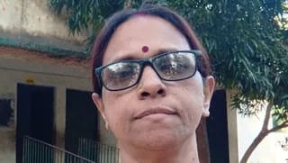 साकची जेल चौक के पास सड़क हादसा: स्कूल जा रही शिक्षिका की मौत, बाइक से गिरने पर सिर में लगी गंभीर चोट