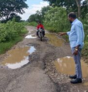 जर्जर सड़क कों अभिलम्ब मरमति किया जाय – श्री सीताराम हांसदा