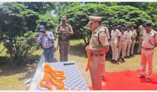 पाकुड़ शहीद एसपी अमरजीत बलिहार को पाकुड़ में भावभीनी श्रद्धांजलि, परिजनों का किया गया सम्मान