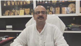 हजारीबाग शिक्षा के मंदिर में ‘एनुअल चार्ज’ पर महाभारत: हजारीबाग के सरस्वती शिशु विद्या मंदिर में अभिभावकों का भारी हंगामा, आत्मदाह की चेतावनी