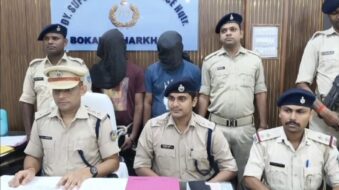 बोकारो में साइबर ठगी गिरोह का भंडाफोड़, दो गिरफ्तार, मोबाइल, सिम और नकदी बरामद।