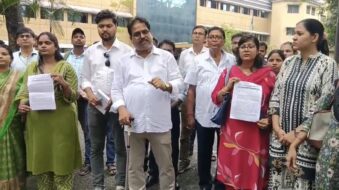 पंचायत सचिवों ने विभिन्न मांगों को लेकर उपायुक्त कार्यालय पर किया जोरदार प्रदर्शन