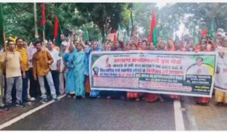 कनारी मौजा के विस्थापितों का डीसी आवास पर प्रदर्शन, समझौते के अनुसार नौकरी देने की मांग