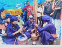कॉकरोच जनता पार्टी के प्रदर्शन में जंतर-मंतर पर वायरल बुखार