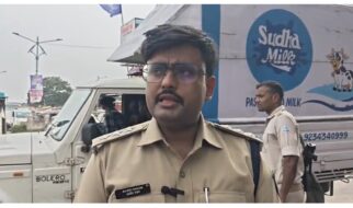 गले से चेन झपटकर फरार हुए बाइक सवार बदमाश घटना सीसीटीवी में कैद।