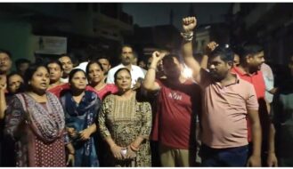 मंदिर और स्कूल के पास सरकारी शराब दुकान के खिलाफ फूटा आक्रोश, सड़क पर उतरे स्थानीय लोग