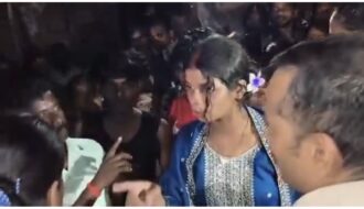 कोडरमा: नाबालिग को भगाकर शादी करने के आरोपी की तलाश में पहुंची पुलिस पर युवती का चाकू से हमला, आरोपी फरार